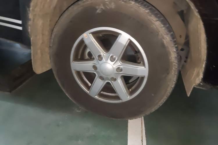 Used JMC Baodian 2023 2.5T Diesel Two-Wheel Drive Comfort Edition Flat-Base Cargo Bed Long Wheelbase JX4D25A6L