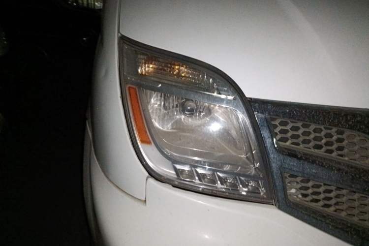 Used SAIC MAXUS Xintu V80 2017 2.5T 5-Speed Manual Aoyuntong National V Standard Long Wheelbase High-Roof 6-10 Seater Right Front Headlight