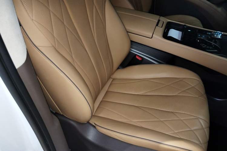 Used Denza D9 2022 EV 600 Four-Wheel Drive Flagship Model
