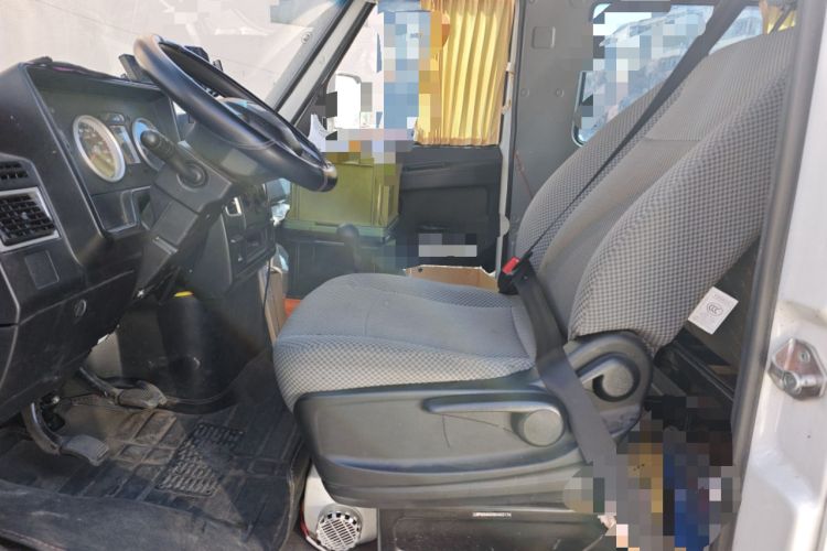 Used Iveco Daily 2021 2.5T A35 M1 Passenger Van 5-9 Seats Short Wheelbase Low Roof Single Tire Manual Doors