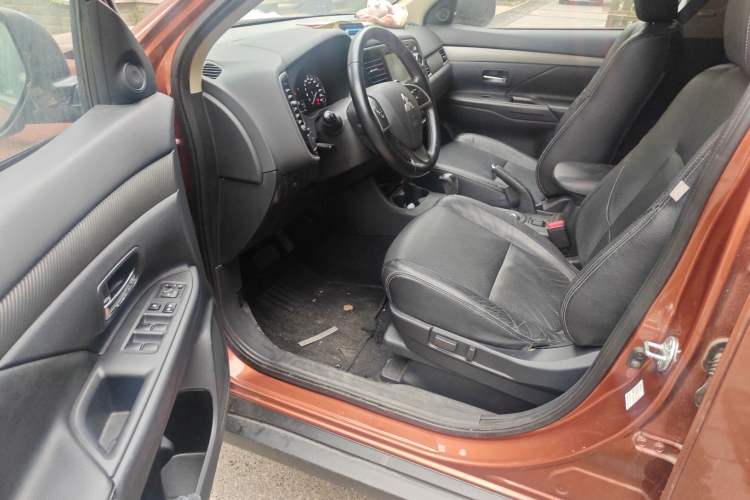 Used Mitsubishi Outlander 2013 2.4L Four-Wheel Drive Luxury Navigation Version 7 Seats