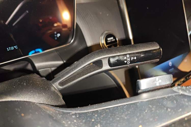 Used Mercedes-Benz GLC 2023 GLC 260 L 4MATIC Luxury 7-Seater Gear Lever