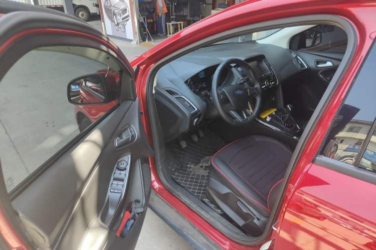 Used Ford Focus 2017 Sedan EcoBoost 125 Manual – Ultra-Style Edition with SmartDrive Features