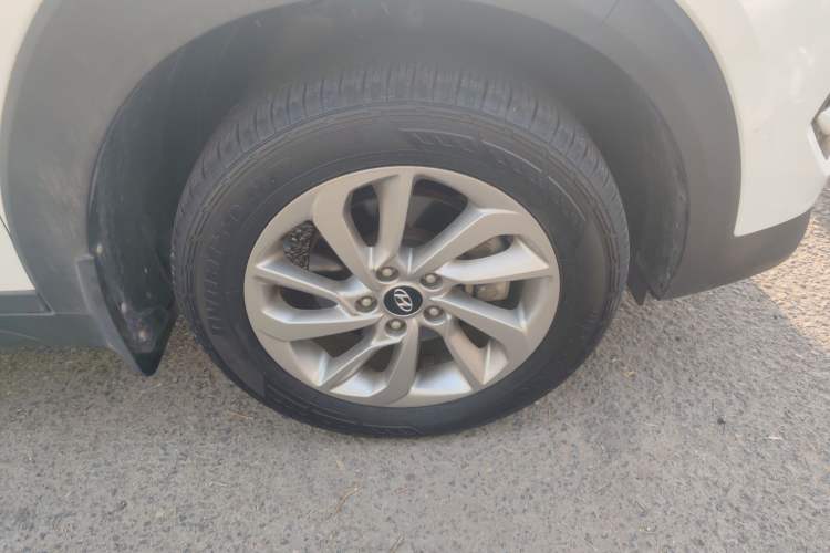 Used Hyundai Tucson 2015 2.0L Automatic Two-Wheel Drive Smart Version Right Front Wheel Hub