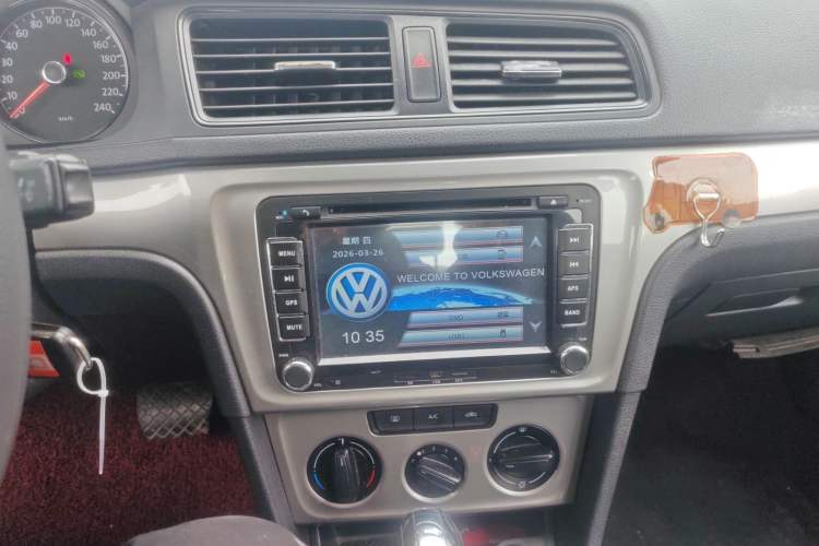 Used Volkswagen Lavida 2013 Revised Classic 1.6L Automatic Fashion Edition Audio And AC Panel