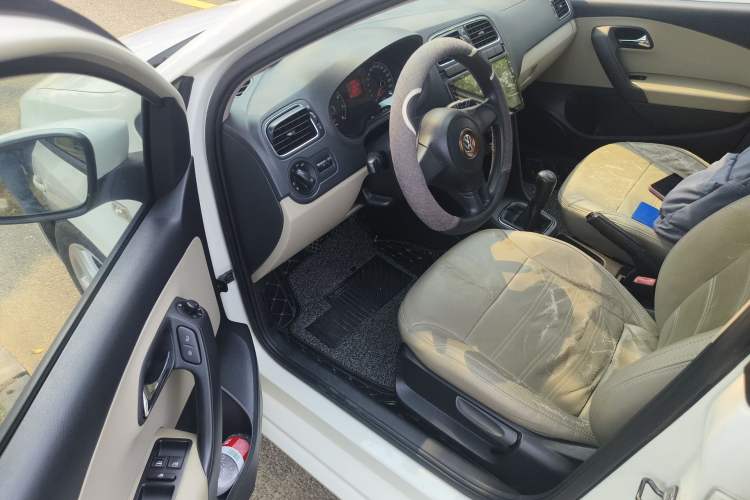 Used Volkswagen Polo 2011 1.6L Manual ZhiShang Edition
