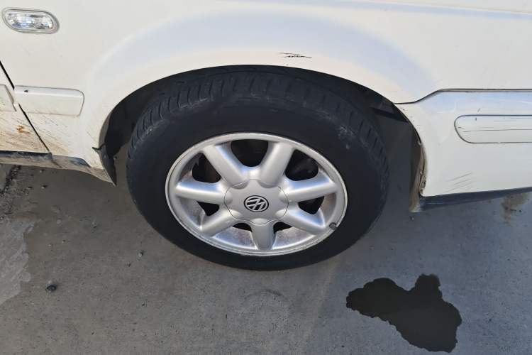 Used Volkswagen Jetta 2005 CIF Comfort Model Right Front Wheel Hub