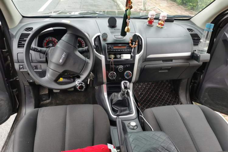 Used Isuzu D-MAX 2018 2.5T Four-Wheel Drive Base Version Extended Length JE4D25Q5A
