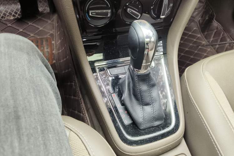 Used Volkswagen Bora 2015 Value Edition 1.6L Automatic Comfort Version Gear Lever