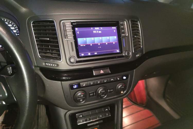 Used Volkswagen Sharan 2016 380TSI Luxury 7-Seater Audio And AC Panel