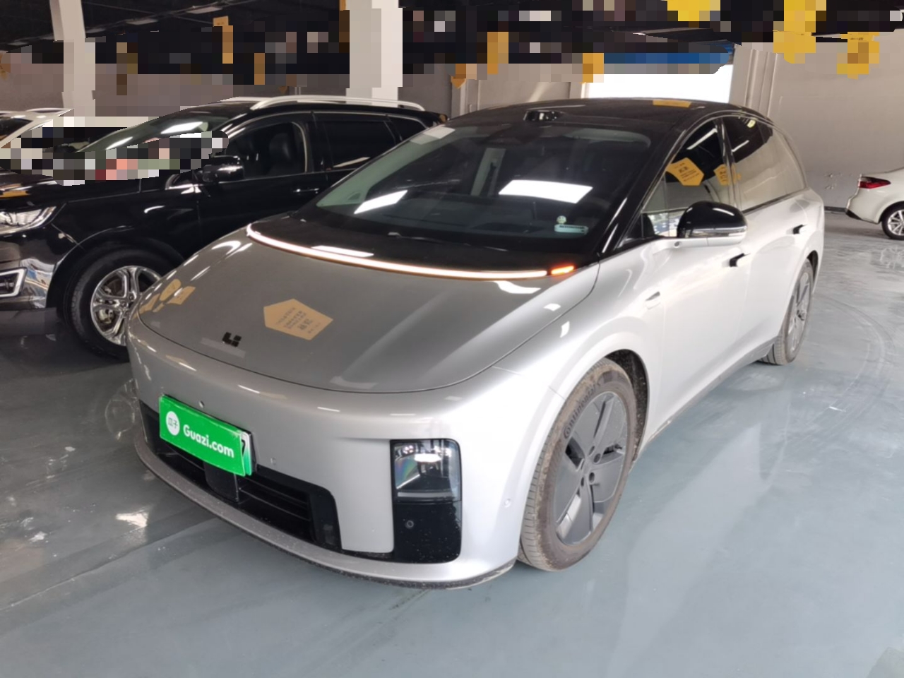 Unter der Vorderseite des Autos