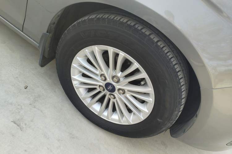 Used Ford Escort 2015 1.5L Automatic Comfort Edition Right Front Wheel Hub