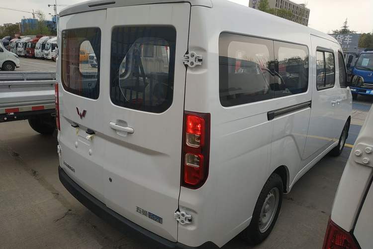 Used Wuling Yangguang 2024 300KM Comfort Version Passenger Van 75kW Rear Right 45 Deg