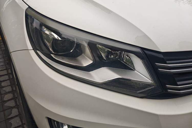 Used Volkswagen Tiguan 2016 300TSI Automatic All-Wheel Drive Fashion Vision Edition Right Front Headlight