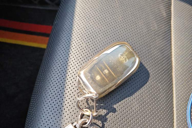 Used Toyota Highlander 2018 2.0T Four-Wheel Drive Luxury Version 7 Seats China VI Standard Vehicle Key