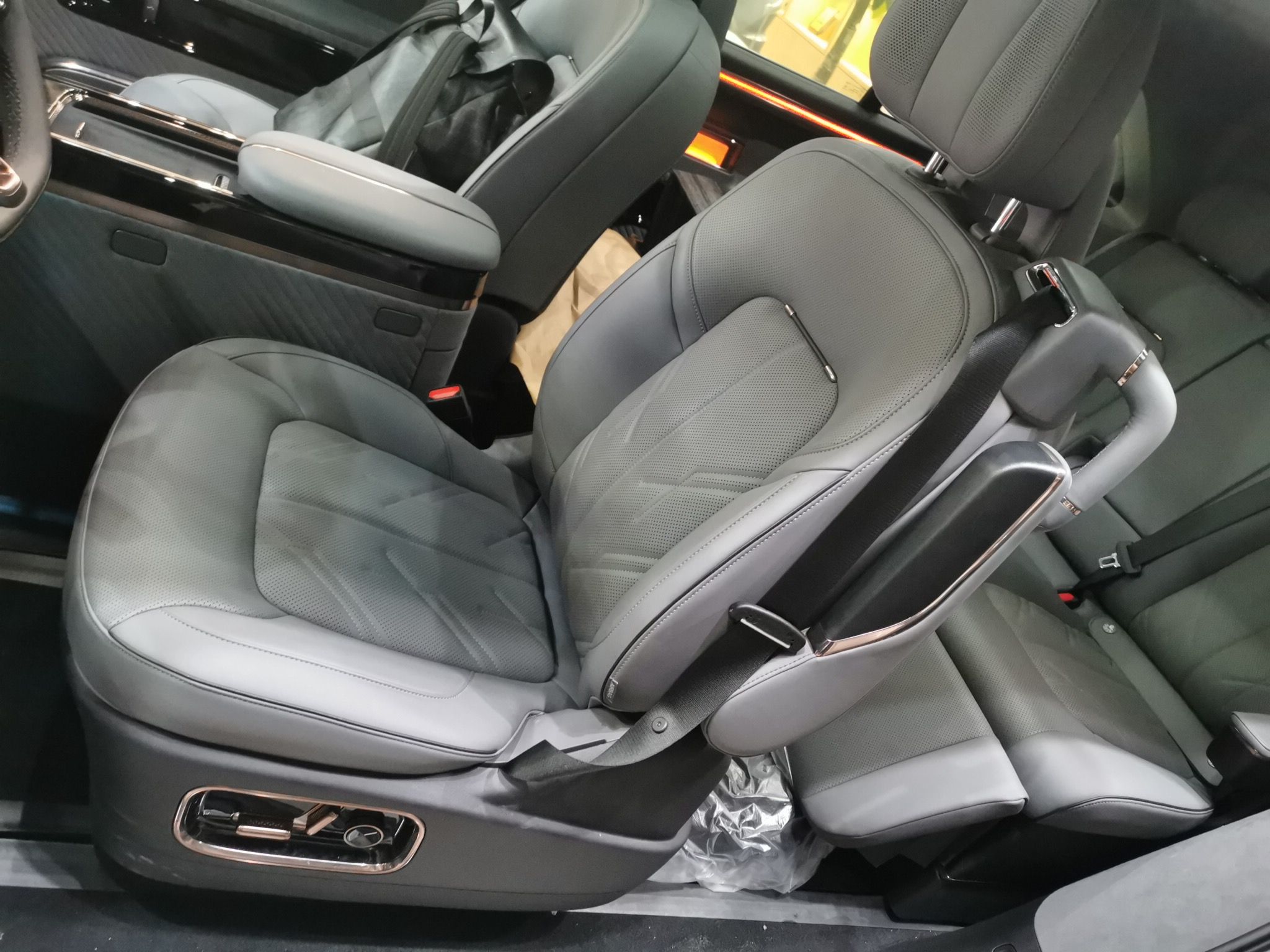 Переднее сиденье в автомобиле