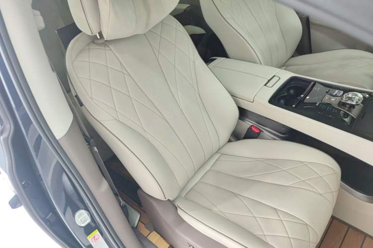 Used Denza D9 2022 DM-i 970 Four-Wheel Drive Prestige Model
