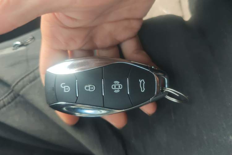 Used Hongqi H5 2024 2.0T Automatic Smart Connect Flagship Edition Vehicle Key