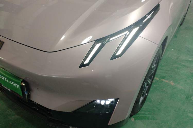 Used Lynk & Co Z20 2025 530 km Range Rear-Wheel Drive Max Left Front Headlight