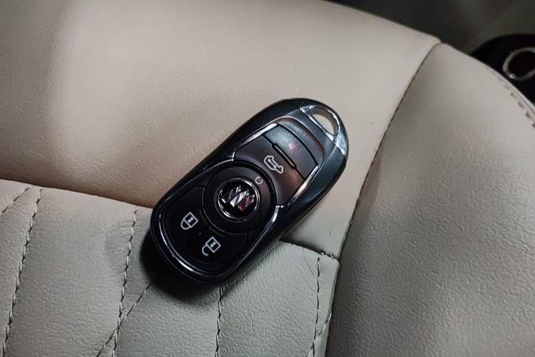 Used Buick GL8 2023 Facelifted Land Cruiser Executive Luxury Version