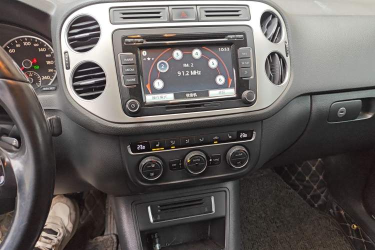 Used Volkswagen Tiguan 2015 1.8TSI Automatic Two-Wheel Drive Luxury Model Audio And AC Panel