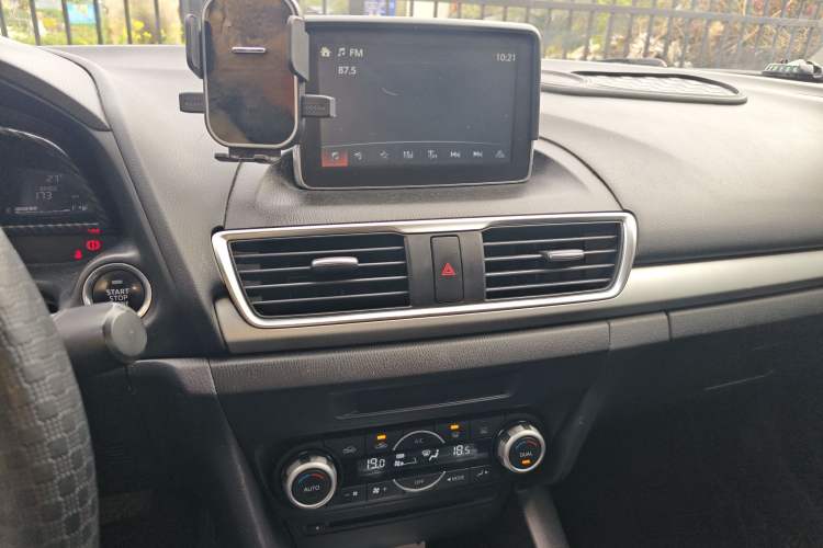 Used Mazda 3 Axela 2014 Sedan 1.5L Automatic Luxury Model