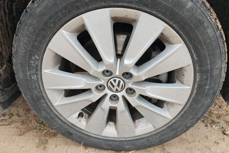 Used Volkswagen Lavida 2013 Revised Version 1.4 TSI Manual Comfort Edition Right Front Wheel Hub