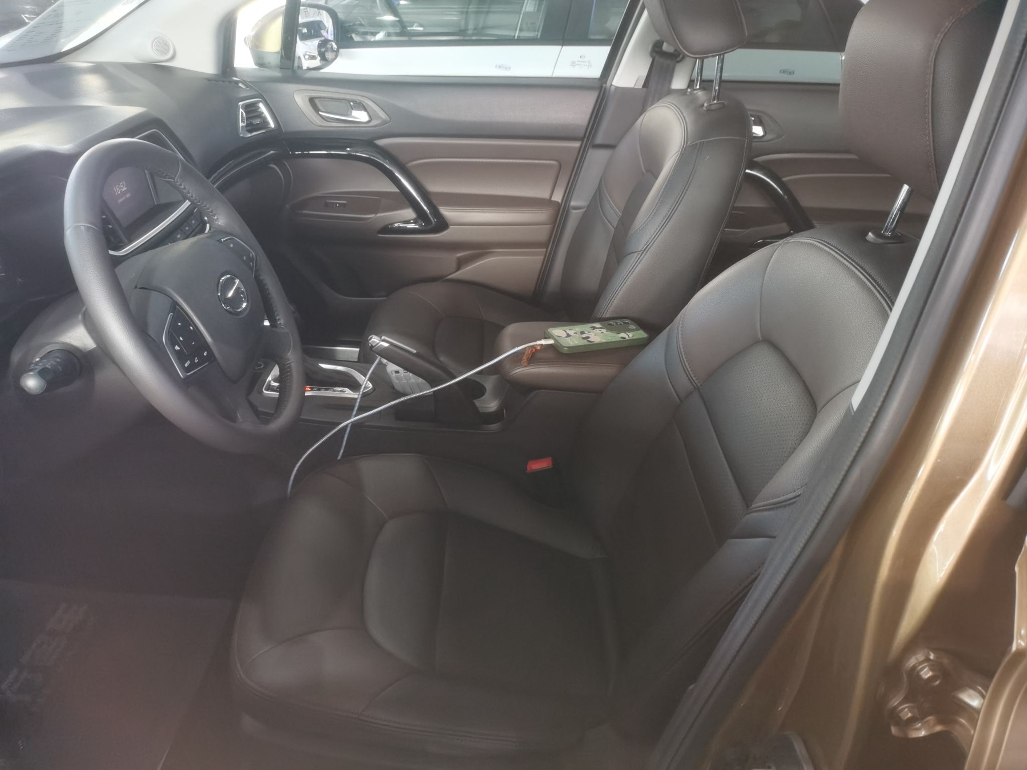 Переднее сиденье в автомобиле