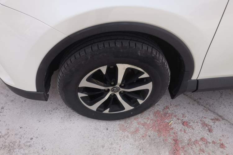 Used Toyota RAV4 2016 2.0L CVT Two-Wheel Drive Fashion Edition China V Standard Exterior 4