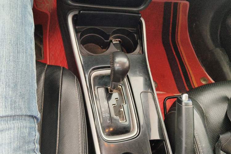 Used Mitsubishi Outlander 2018 2.0L Two-Wheel Drive Glory Edition 5 Seats Gear Lever