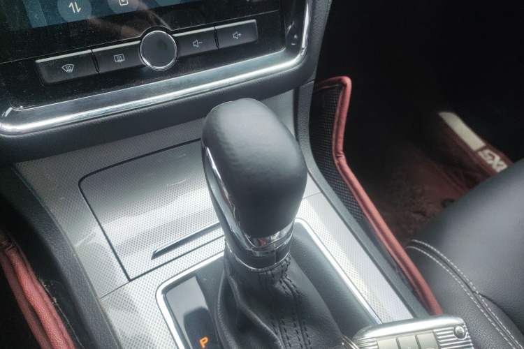 Used Roewe RX5 2016 30T Two-Wheel Drive Automatic Internet Smart Edition Gear Lever