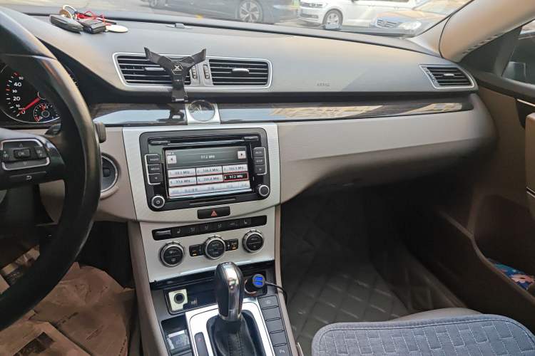 Used Volkswagen Magotan 2012 Facelift 2.0 TSI Prestige Model Audio And AC Panel