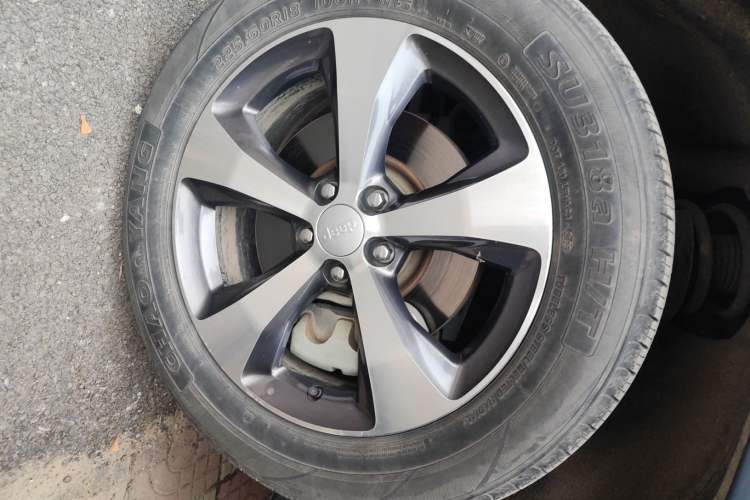 Used Jeep Cherokee 2019 2.0T Four-Wheel Drive Explorer Edition China VI Emission Standard