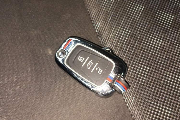 Used SAIC MAXUS Xintu V80 2024 Aotuntong Value Edition 6MT Short Wheelbase Ultra-Low Roof 127 Ps 5/6 Seats
