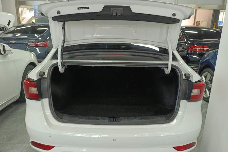 Used Roewe i5 2020 1.5L Automatic 4G Connect Luxury Flagship Edition Trunk