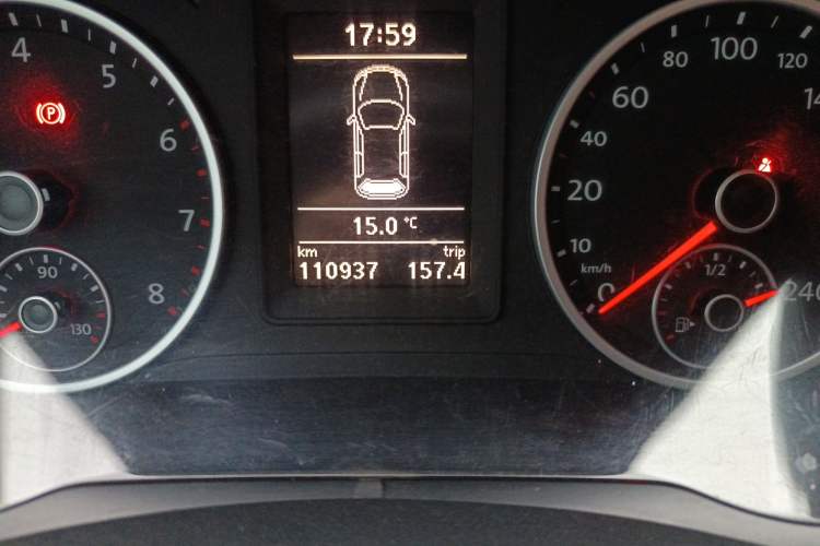 Used Volkswagen Tiguan 2015 1.8TSI Manual Two-Wheel-Drive Limited Edition Odometer Close Up