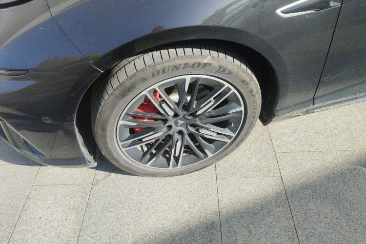 Used NETA S 2023 All-Electric 520 km Range Rear-Drive Version Left Front Wheel Hub