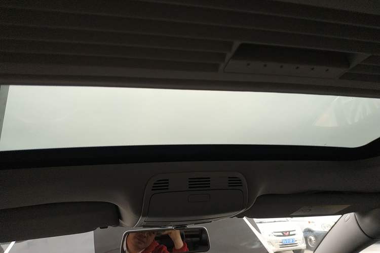 Used Volkswagen Magotan 2015 1.8TSI Luxury Model Headliner