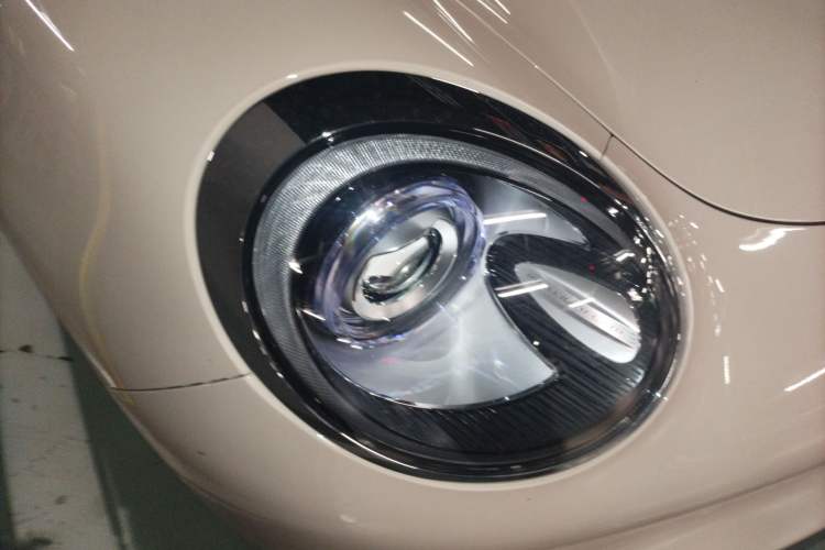 Used ORA Good Cat 2023 401 km Standard Range Prestige Version Lithium Iron Phosphate Right Front Headlight