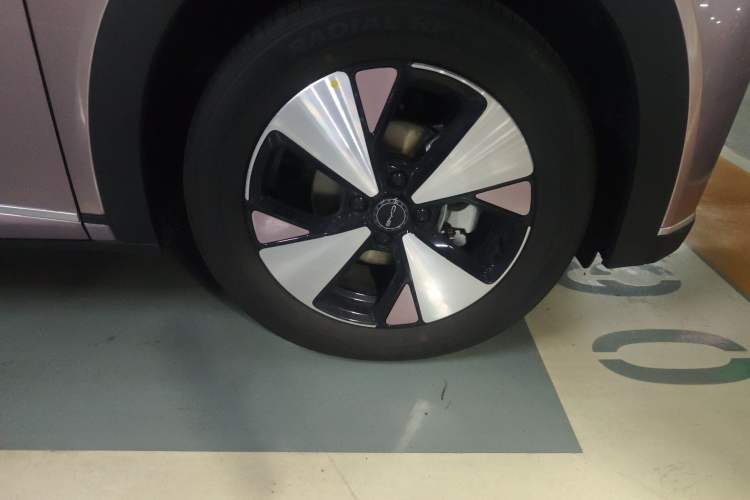 Used BYD Dolphin 2023 420 km Fashion Edition Right Front Wheel Hub