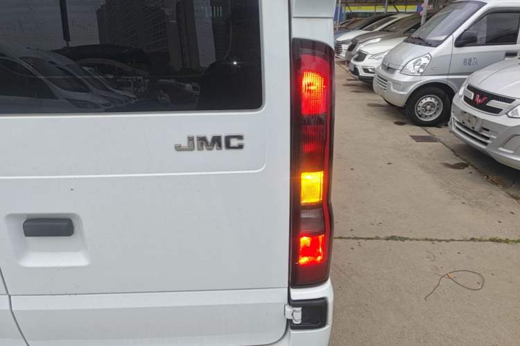 Used JMC Fushun 2023 2.0T Manual Short-Wheelbase Mid-Height Commercial Multi-Purpose 5-Seater Passenger Vehicle
