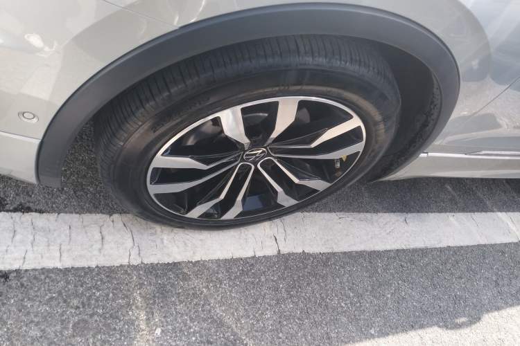 Used Volkswagen Tiguan L 2021 330TSI Automatic Two-Wheel Drive R-Line Enhanced Edition Left Front Wheel Hub