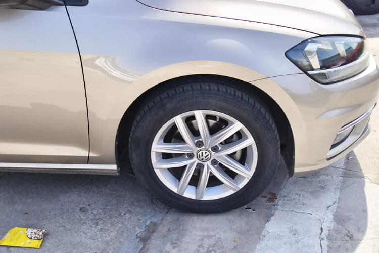 Used Volkswagen Golf 2018 1.6L Automatic Comfort Model Right Front Wheel Hub