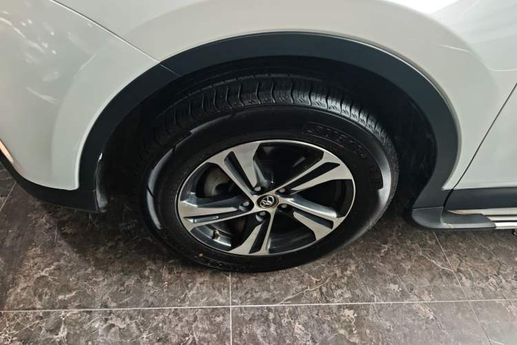 Used Toyota RAV4 2015 2.0L CVT Two-Wheel Drive Fashion Edition