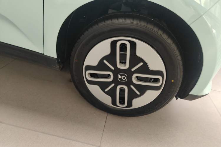 Used Chery QQ Domi 2025 Model 305km Comfort Edition Right Front Wheel Hub
