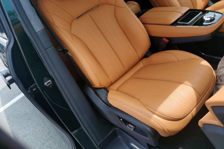 Used Geely Galaxy LEVC L380 2024 140-Degree 6-Seater All-Wheel-Drive Ultra Right Front Seat