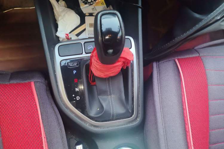 Used Hyundai ix25 2015 1.6L Automatic Two-Wheel Drive Smart GLS Trim Gear Lever