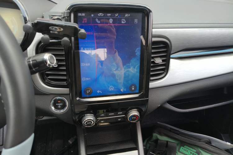 Used Chery QQ Little Ant 2022 Revised Version Sweet Pink Edition Half-Sugar Version Lithium Iron Phosphate 30.7 kWh 30 kW 301 km Audio And AC Panel