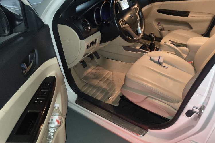 Used CHANGAN Eado 2015 1.6L Manual Luxury Model China IV Standard Driver Seat