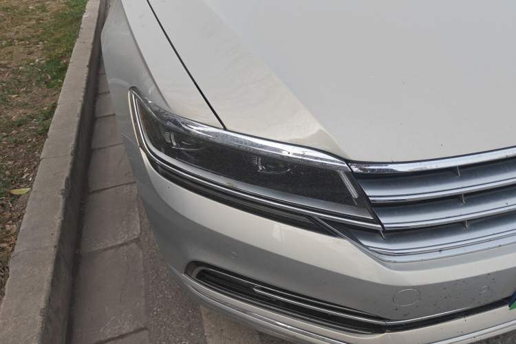 Used Volkswagen Phideon 2018 Revised Version 380TSI Two-Wheel Drive Business Edition Right Front Headlight